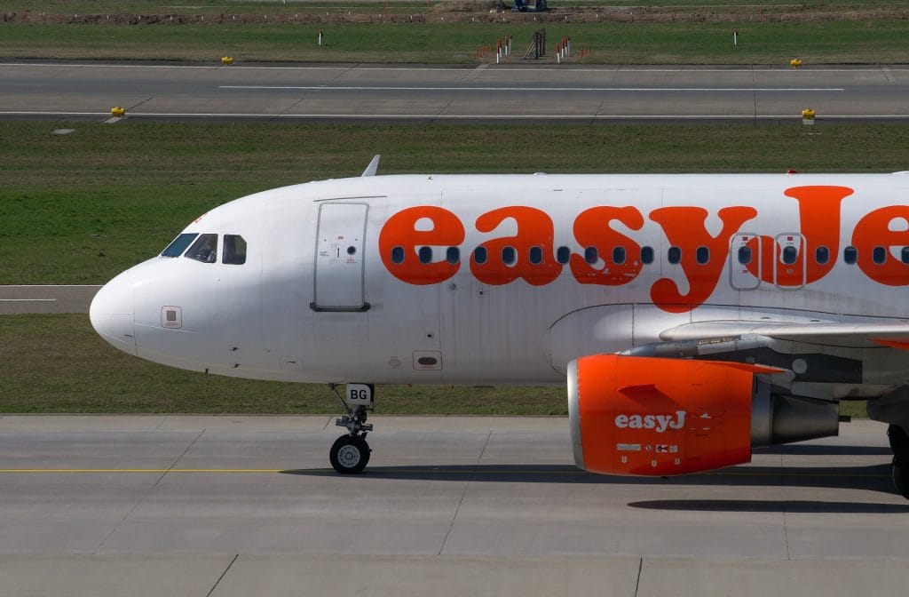 Avion easyJet au roulage sur le tarmac d’un aéroport