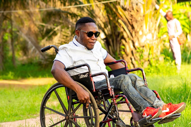 homme en fauteuil roulant